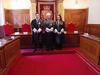 El magistrado Jaime Climent, su madrina en el acto y el presidente del Tribunal Superior de Asturias